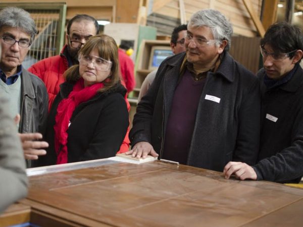 CAPACITAMOS A MAESTROS EN LA INSTALACIÓN DE PUERTAS SÓLIDAS DE MADERA DE LENGA