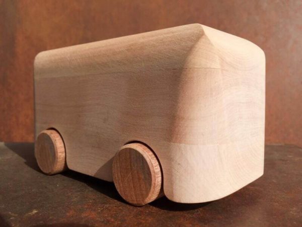 MADERA DE LENGA BRILLA EN MUESTRA ITINERANTE DE AUTOS DE JUGUETE